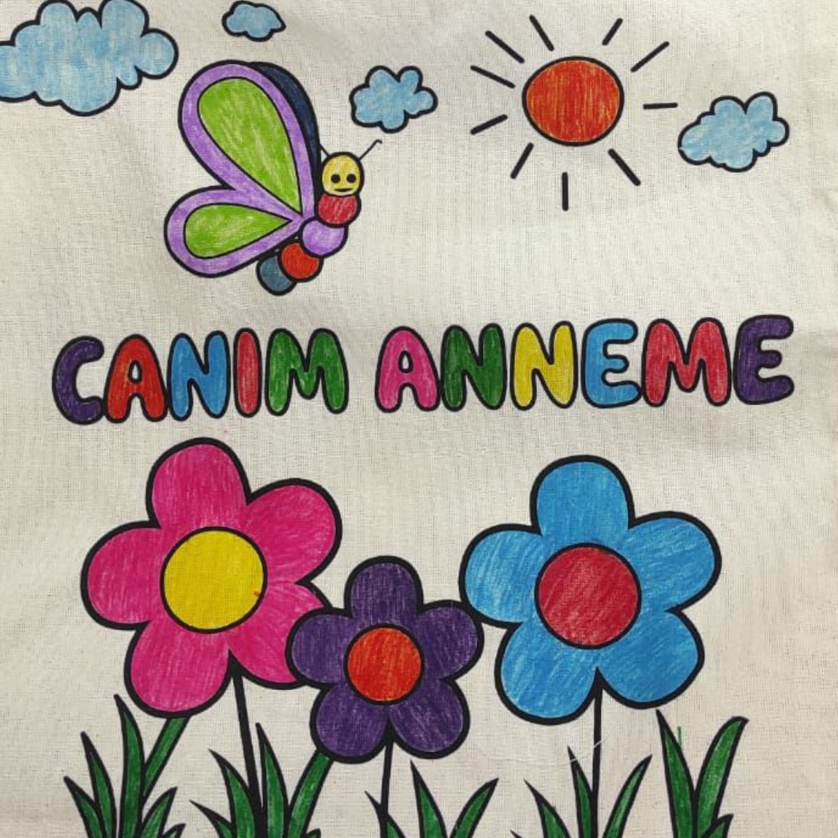 Toptan Bez Çanta marka, üzerinde Canım Anneme yazılı, renkli çiçek ve kelebek çizimleri olan doğal ham bez çanta.