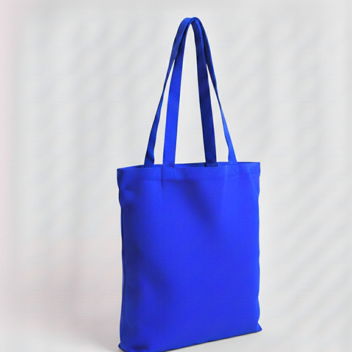 Toptan Bez Çanta marka 38x40 cm boyutlarında, %100 pamuklu kumaştan üretilmiş canlı mavi renkli bez çanta.